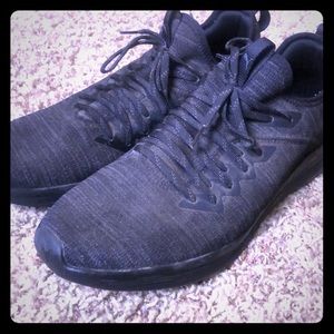 Men’s puma running sneakers